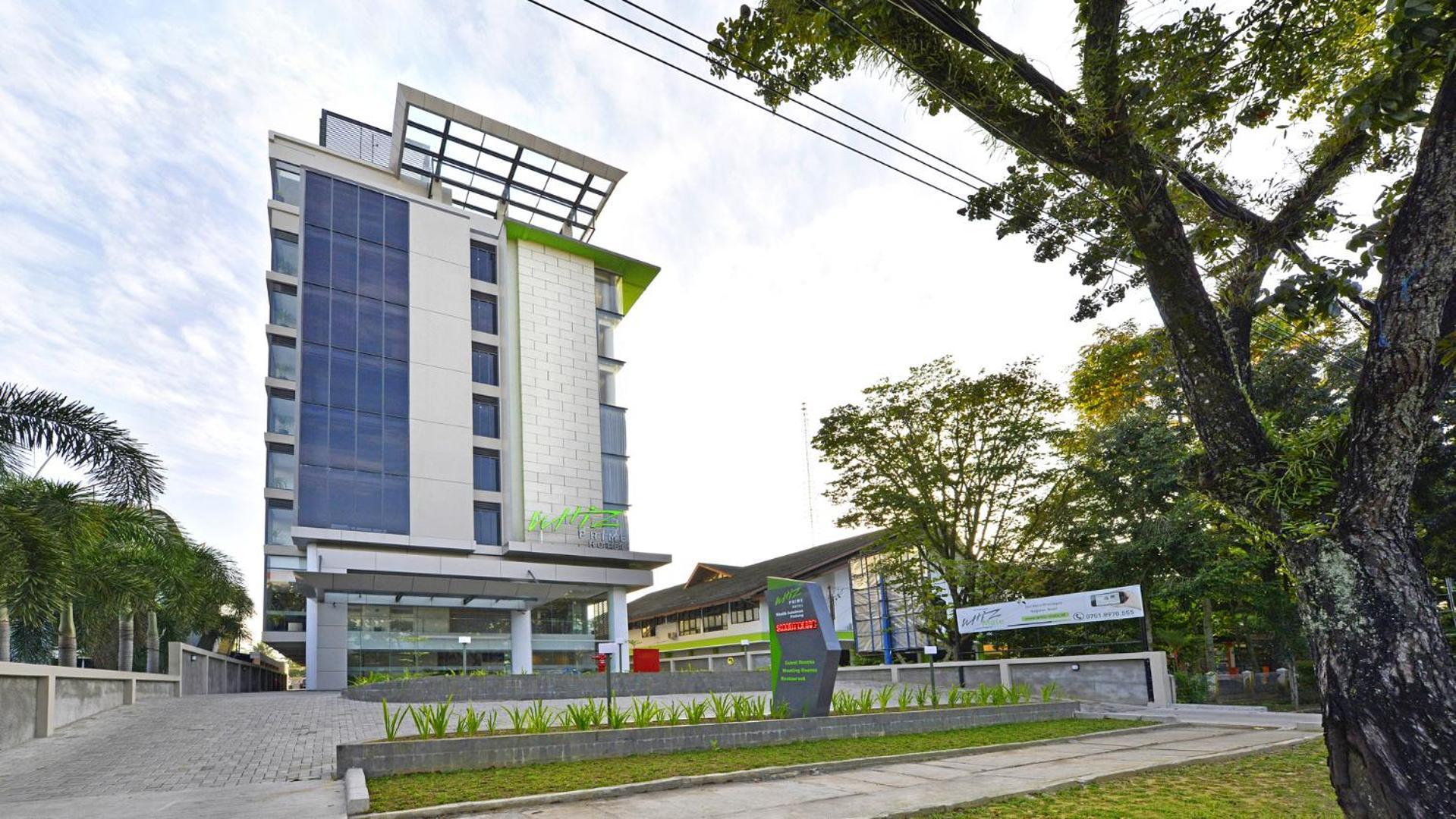 Whiz Prime Hotel Khatib Sulaiman Padang Exterior foto