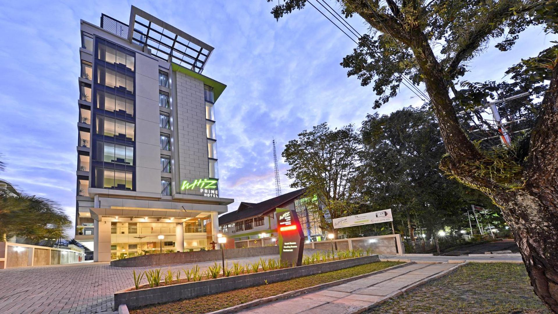 Whiz Prime Hotel Khatib Sulaiman Padang Exterior foto