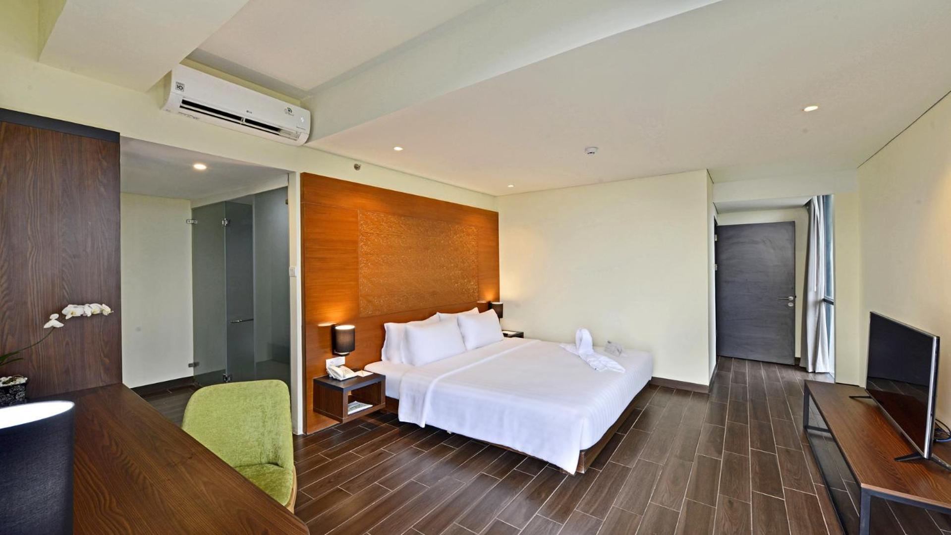 Whiz Prime Hotel Khatib Sulaiman Padang Exterior foto