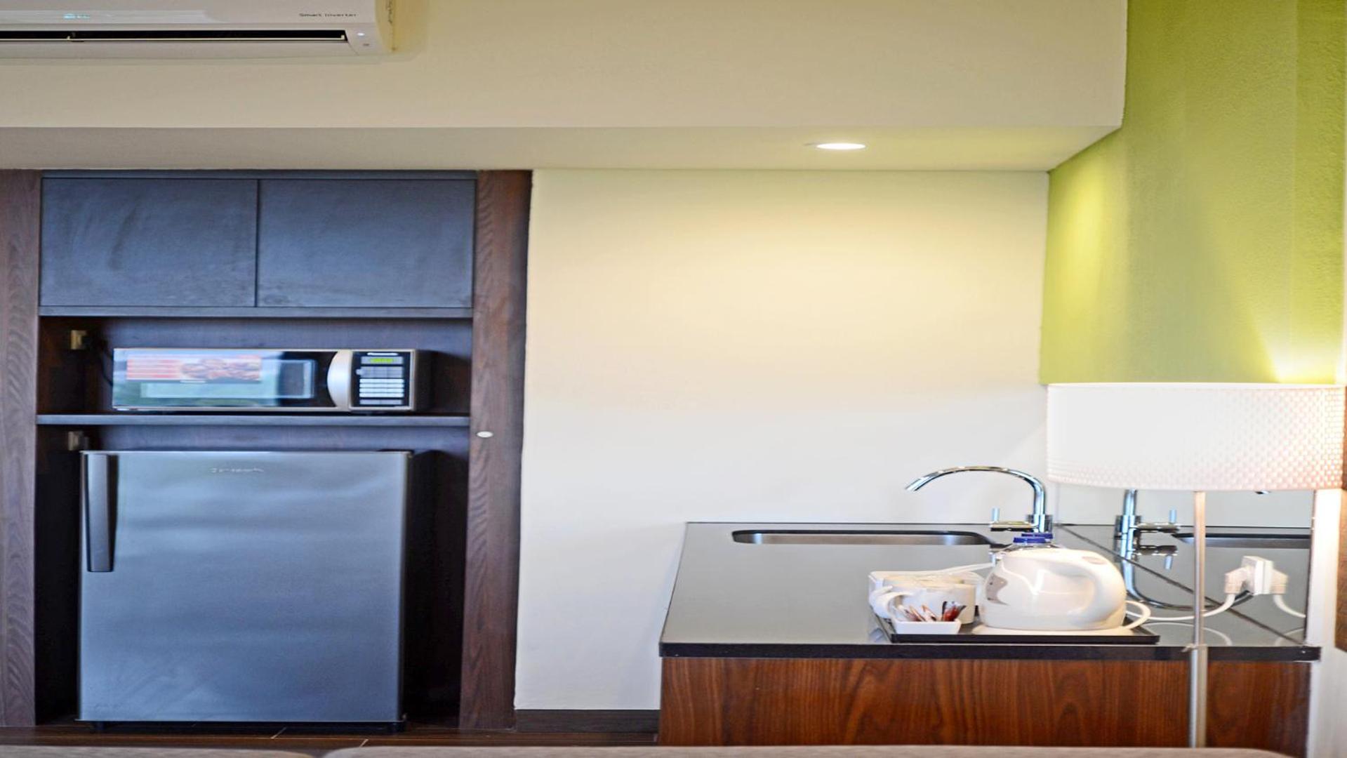 Whiz Prime Hotel Khatib Sulaiman Padang Exterior foto