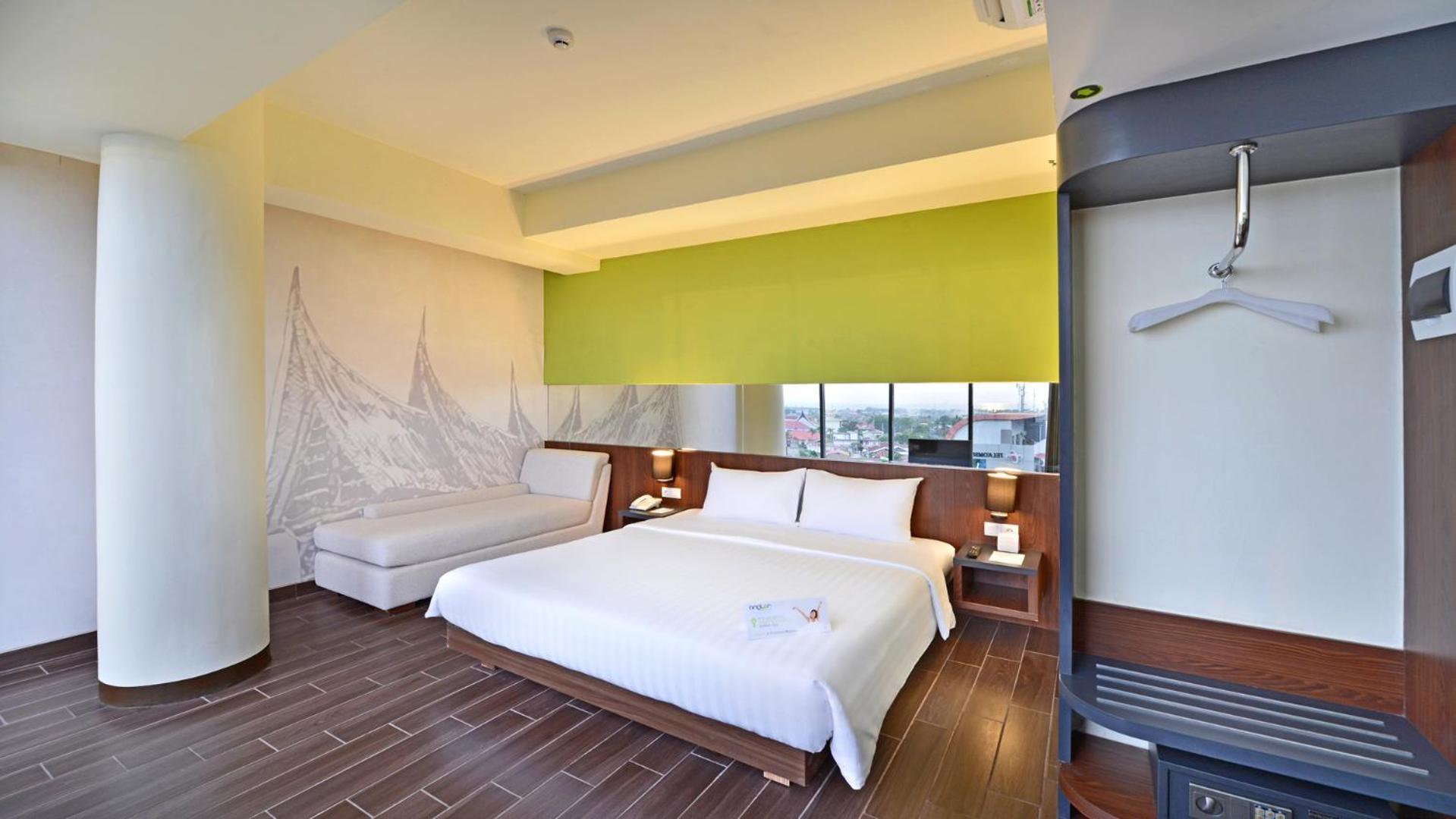 Whiz Prime Hotel Khatib Sulaiman Padang Exterior foto