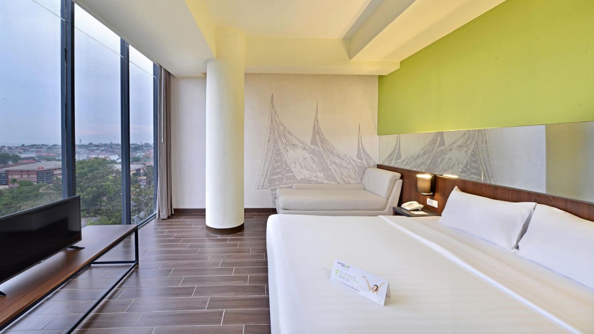 Whiz Prime Hotel Khatib Sulaiman Padang Exterior foto