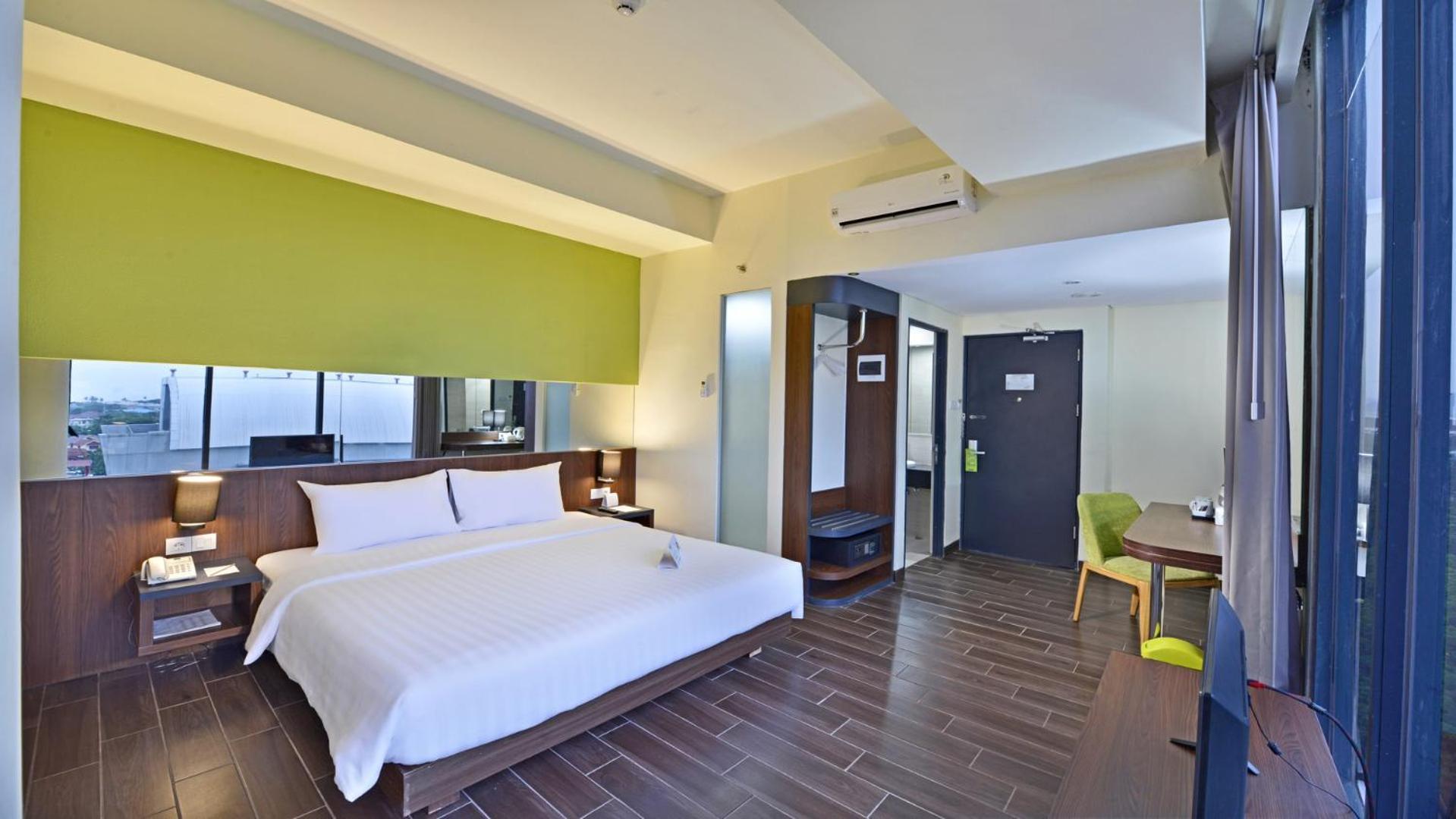 Whiz Prime Hotel Khatib Sulaiman Padang Exterior foto