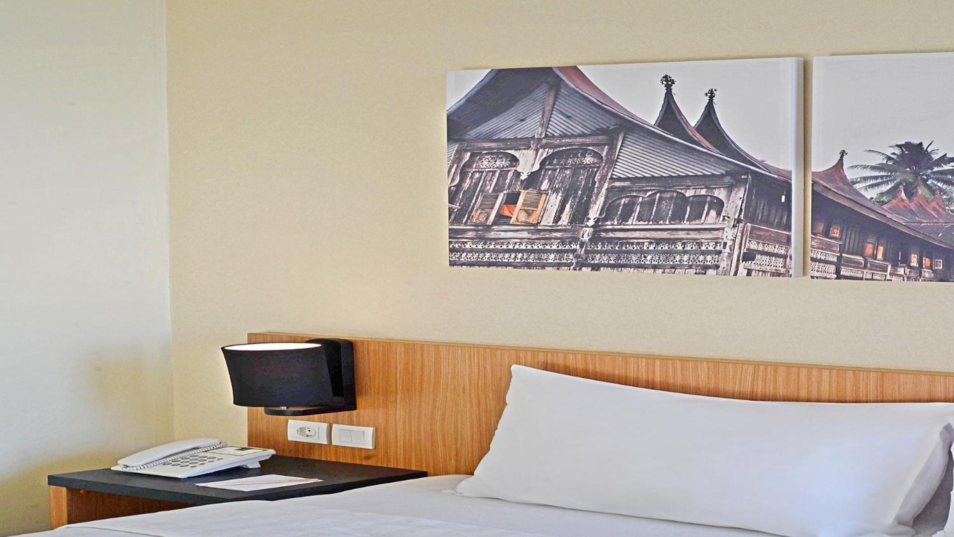 Whiz Prime Hotel Khatib Sulaiman Padang Exterior foto