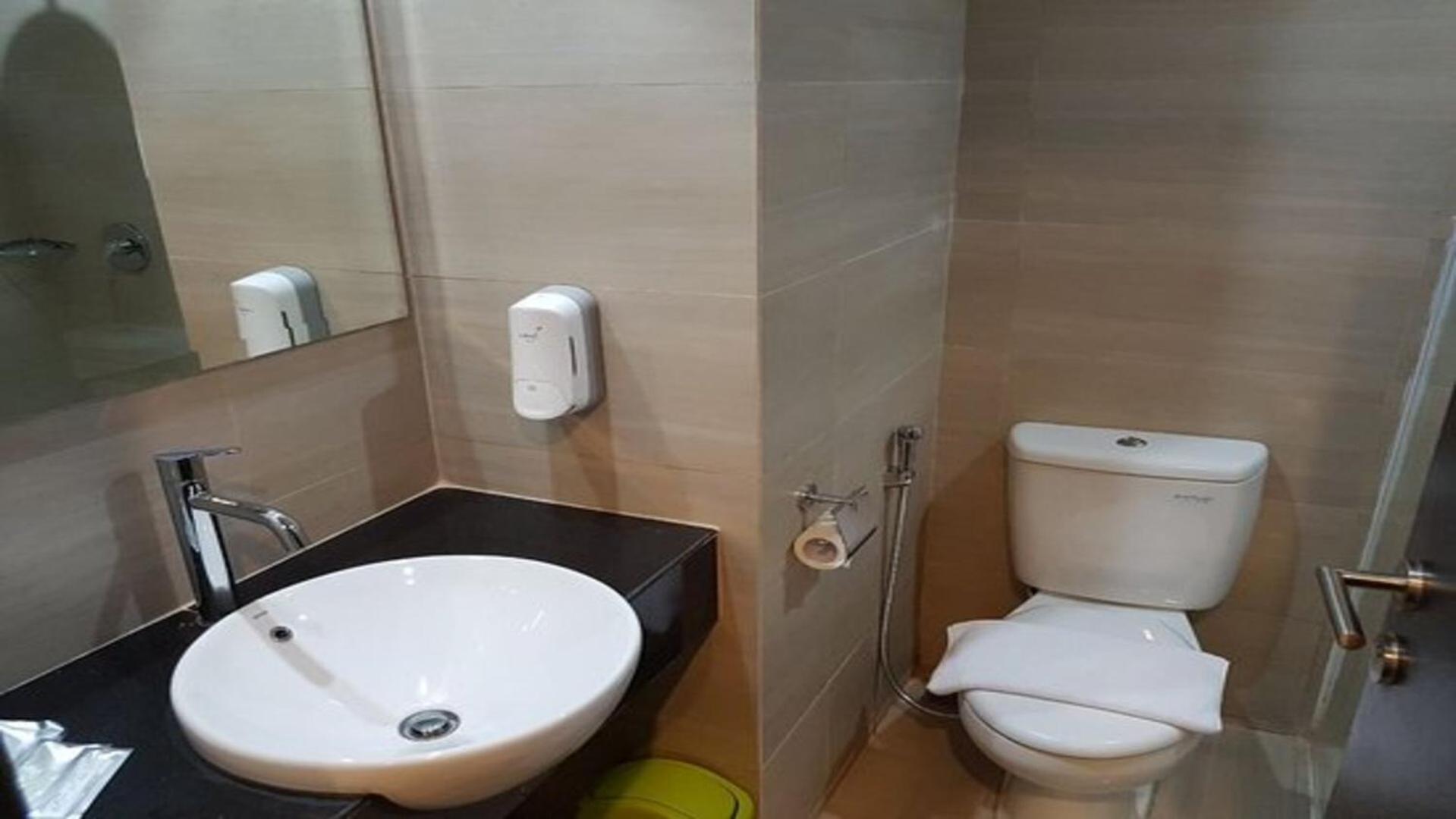 Whiz Prime Hotel Khatib Sulaiman Padang Exterior foto
